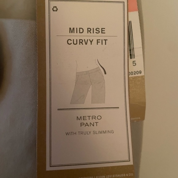 Docker’s NWT 10 Short, Mid-Rise Curvy Fit, off white Metro slacks. - Picture 4 of 6